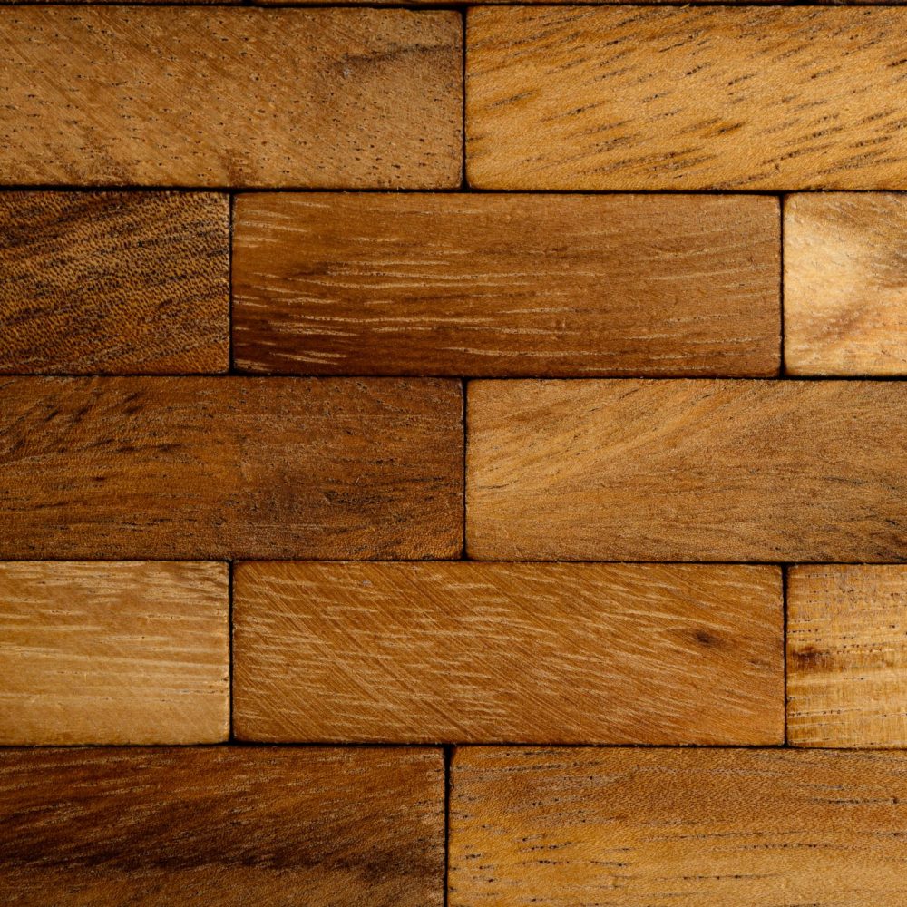 The background of each piece of wood is arranged in rows.